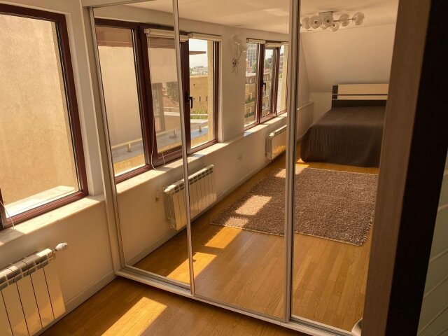 Aviatorilor Inchiriez apartament 4 camere,decomandat, 200mp,