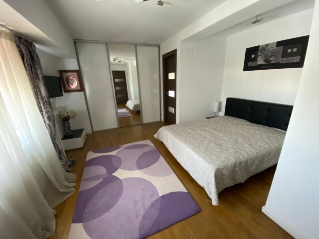 Aviatorilor Inchiriez apartament 4 camere,decomandat, 200mp,